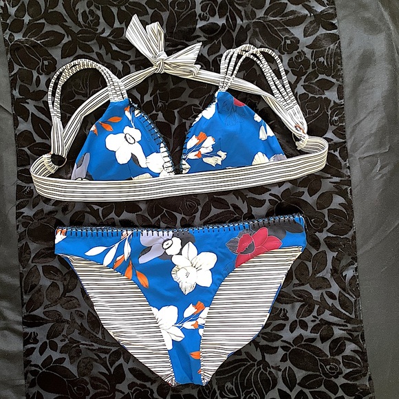 4/$25 NWT--Women's Red Carter Blue and White Floral Lola Top S - Picture 9 of 9